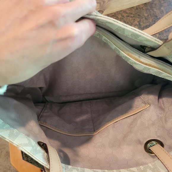 Michael Kors Handbag with Matching Wallet and Cosmetics Bag - Picture 6 of 11